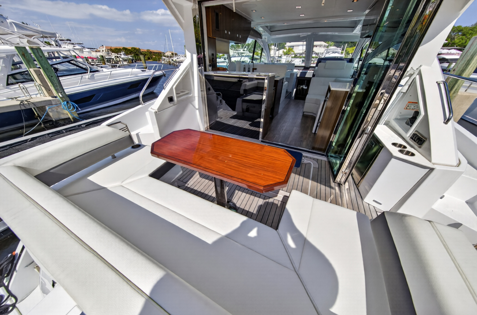 2023 Cruisers Yachts 50 CANTIUS - Image 30
