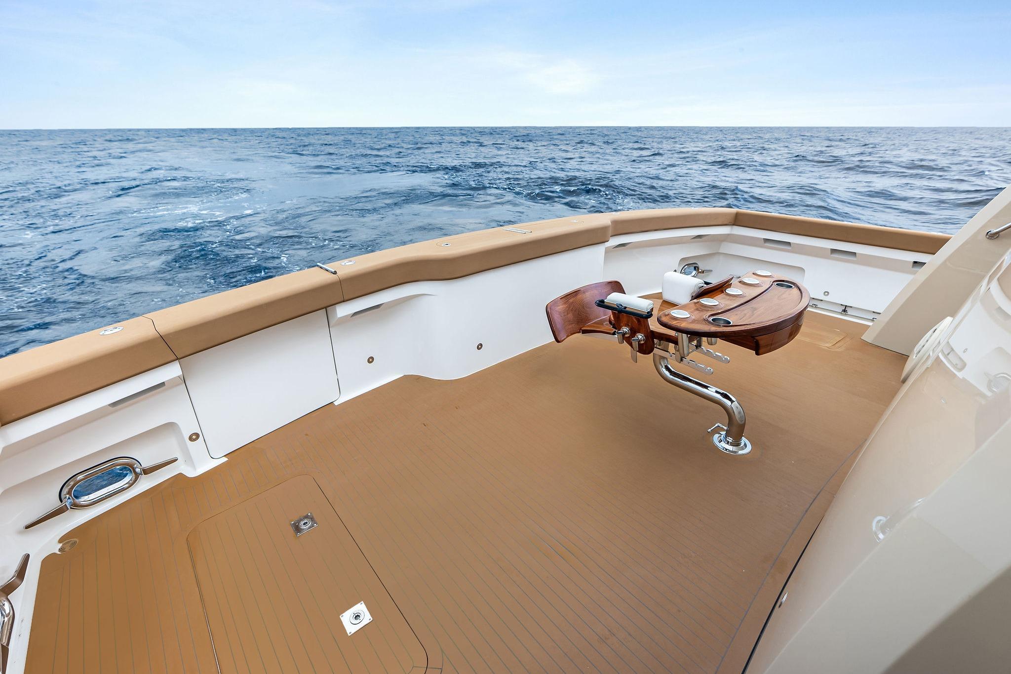 Cockpit with underdeck fishbox, transom livewell