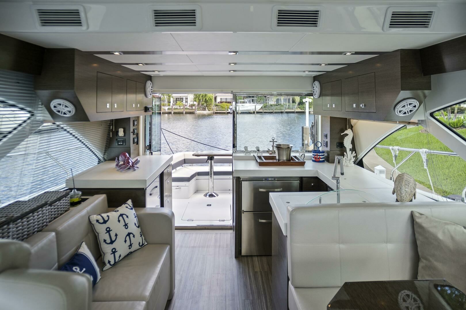2019 Cruisers Yachts 54 Cantius - Image 21