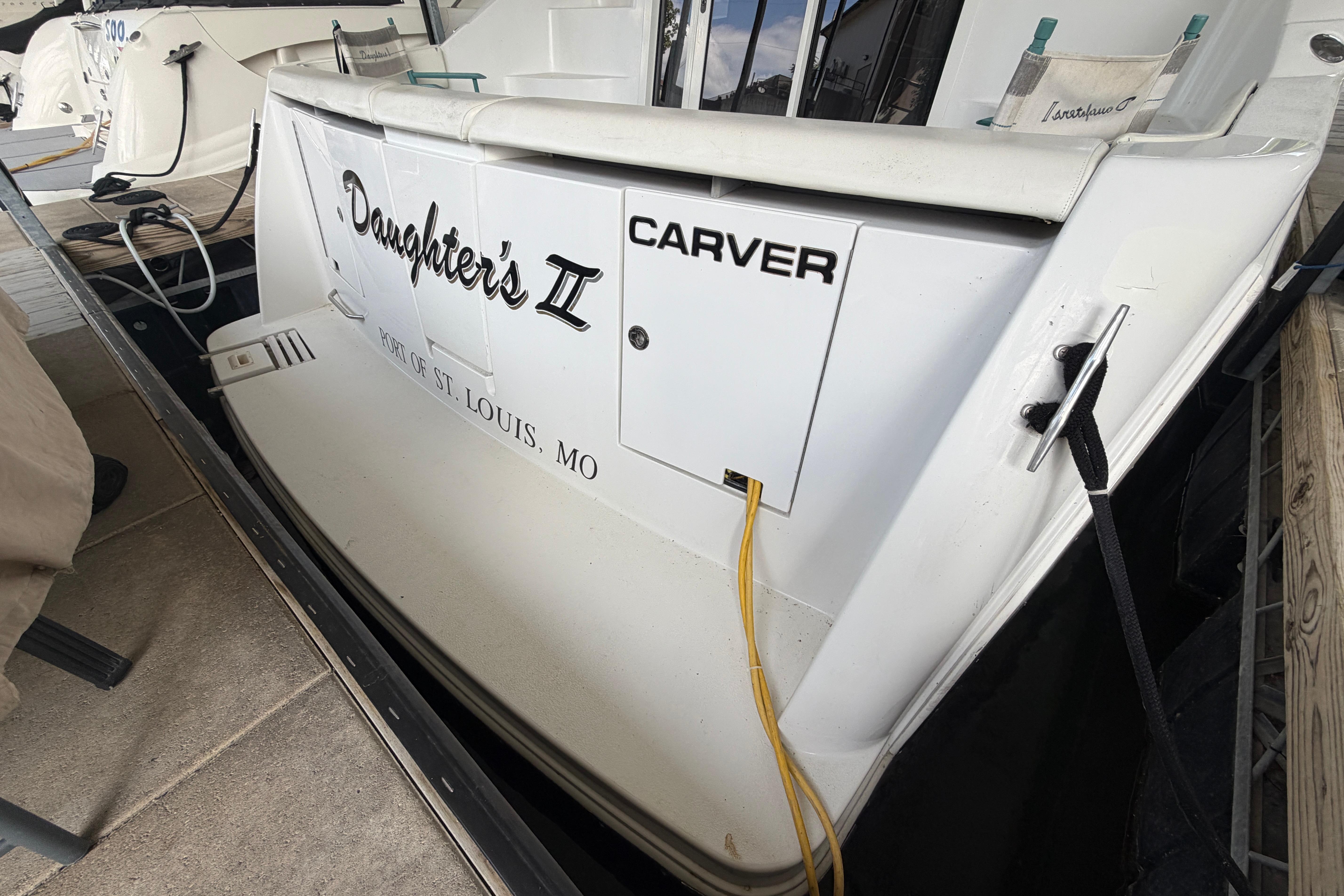 Carver 350 Mariner 2000 docked, featuring "Daughter's II" name and St. Louis port.