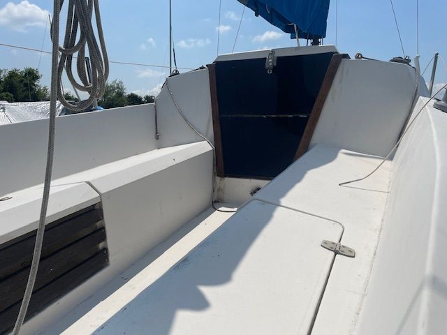 The image shows the cockpit of a 1986 Wellcraft Starwind 19 sailboat.