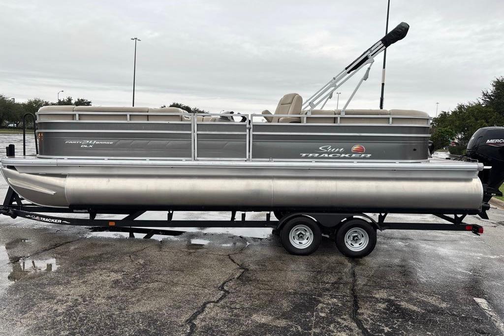 2024 Sun Tracker Party Barge 24 DLX