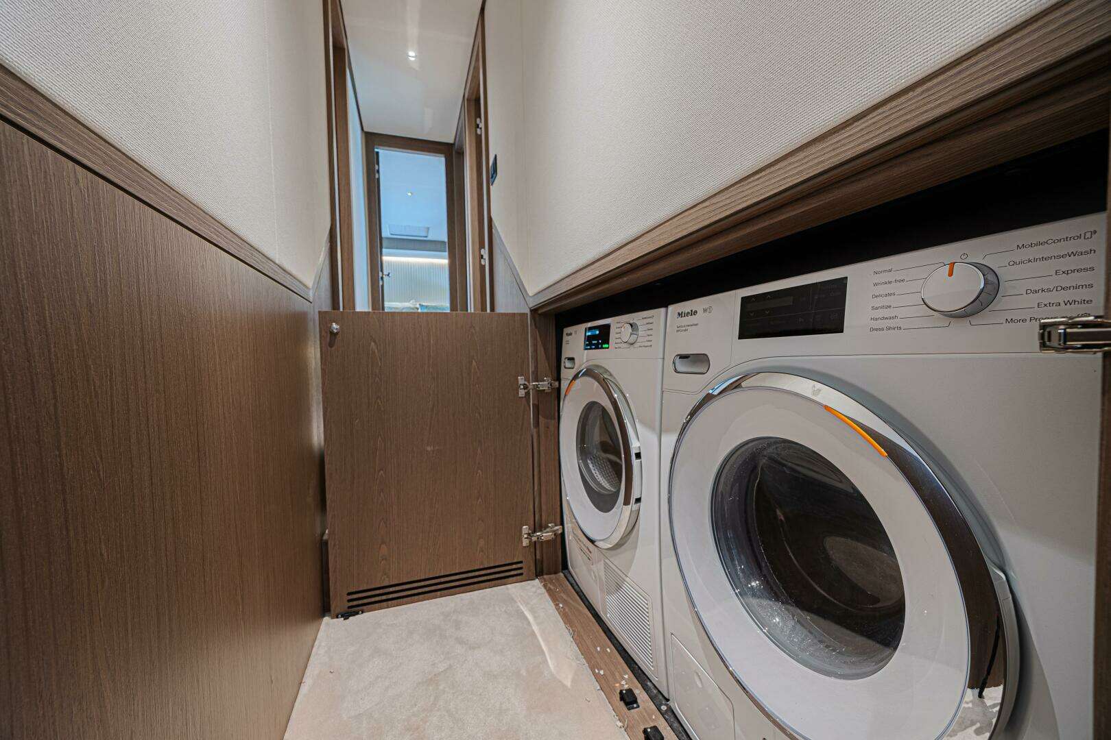 2022 Azimut Magellano 66 - Image 34