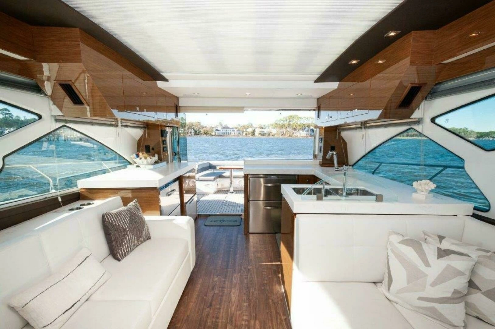 2020 Cruisers Yachts 60 Cantius - Image 9