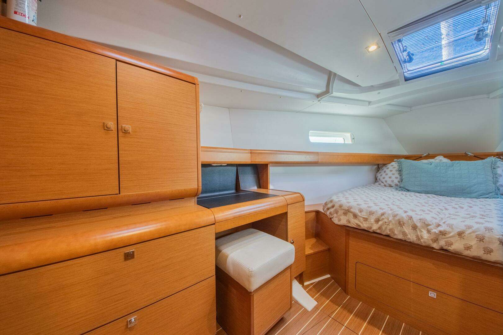 2016 Jeanneau 439 - Image 16