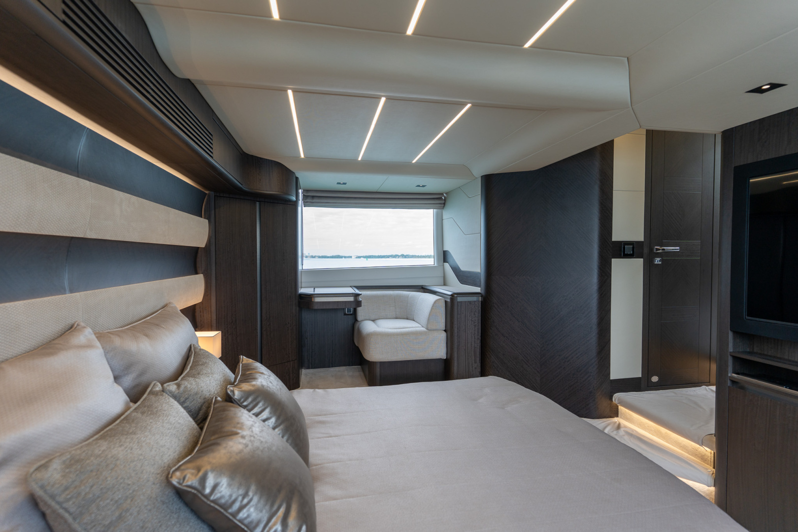 2025 Galeon 560 FLY - Image 45
