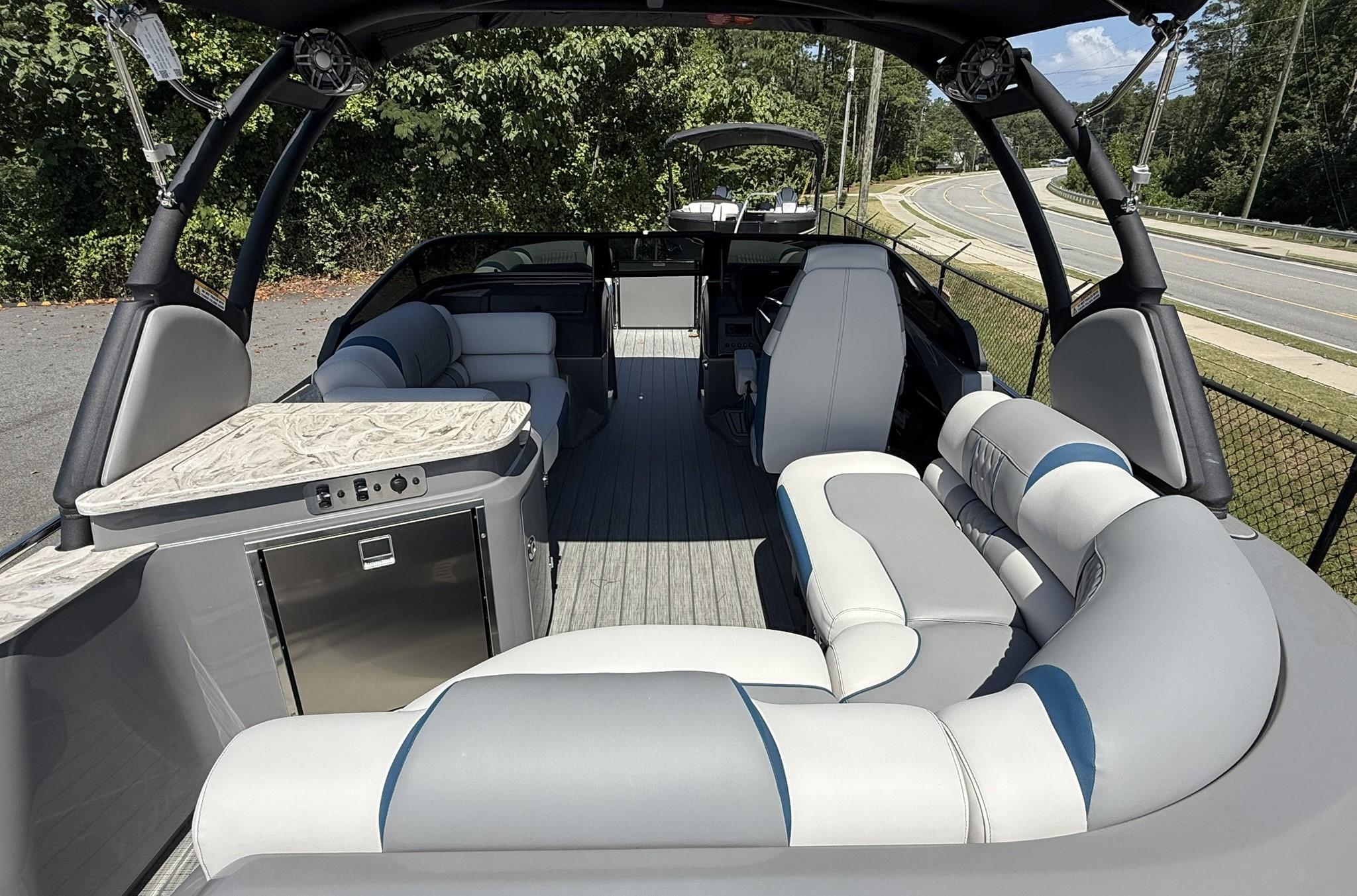 2025 Tahoe Pontoon Grand Tahoe Elite Windshield with luxurious seating and modern amenities.