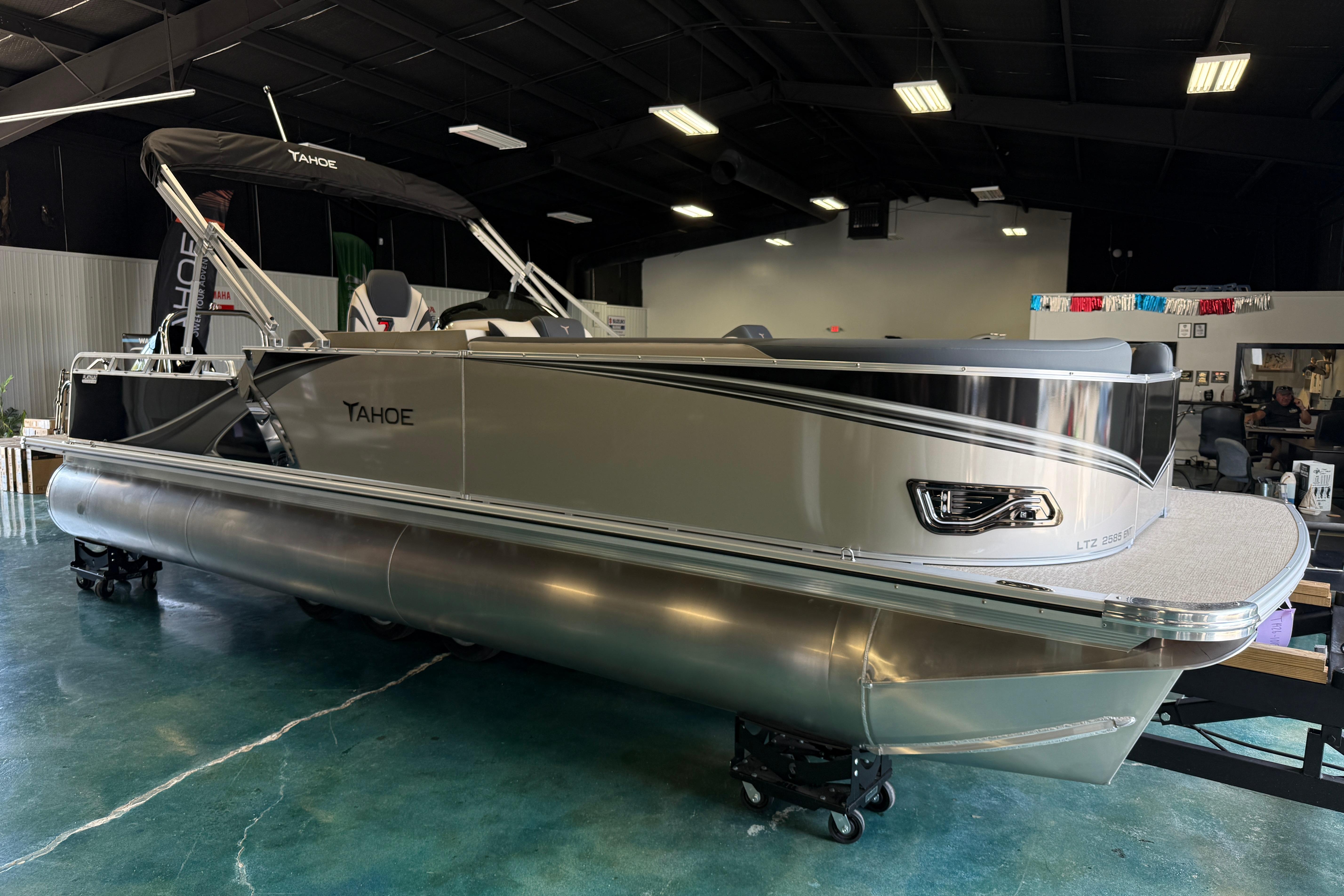 2026 Tahoe Pontoon LTZ Entertainer