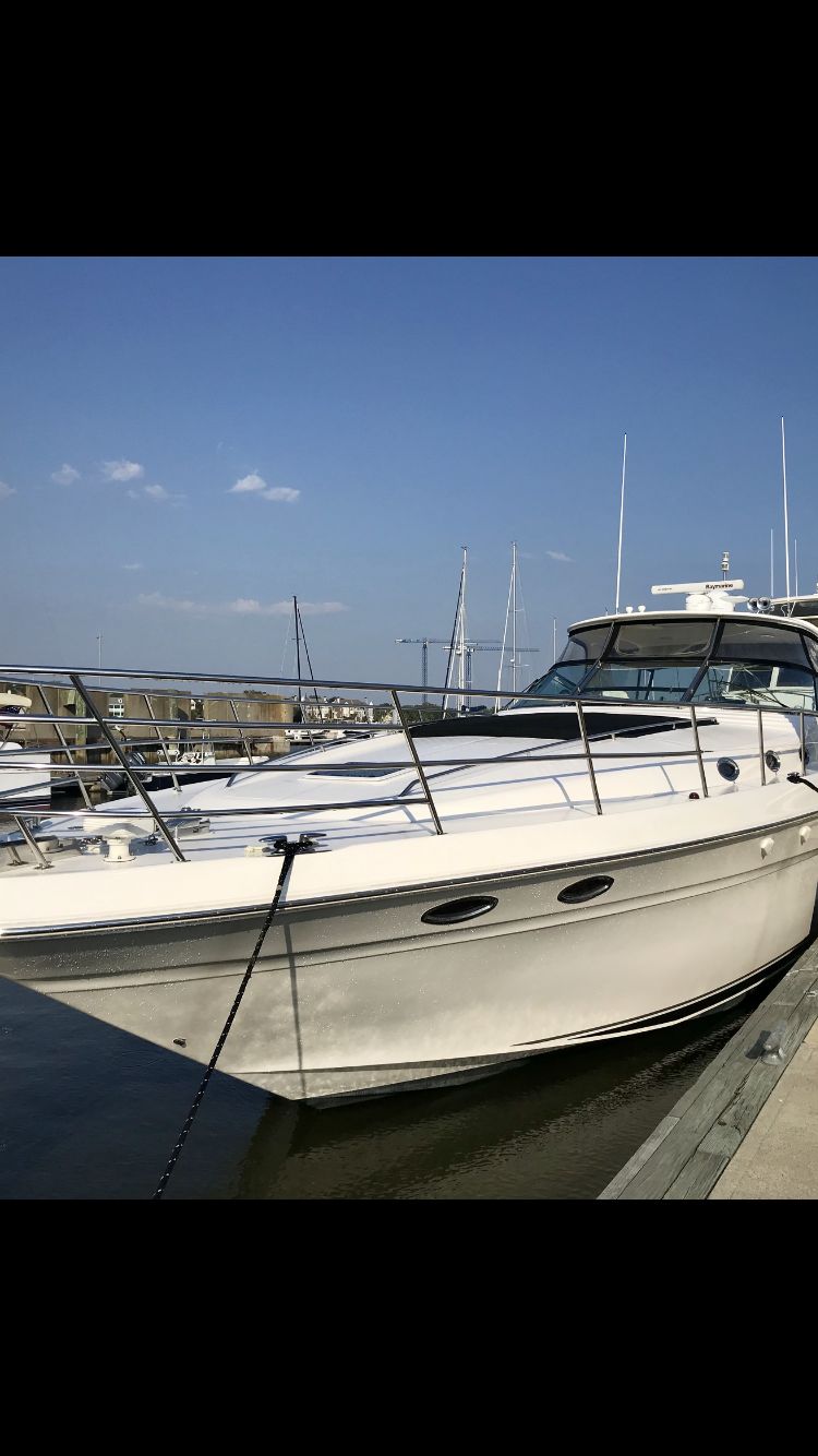Sea Ray S600 Sunsport 2003 docked with a clear blue sky.