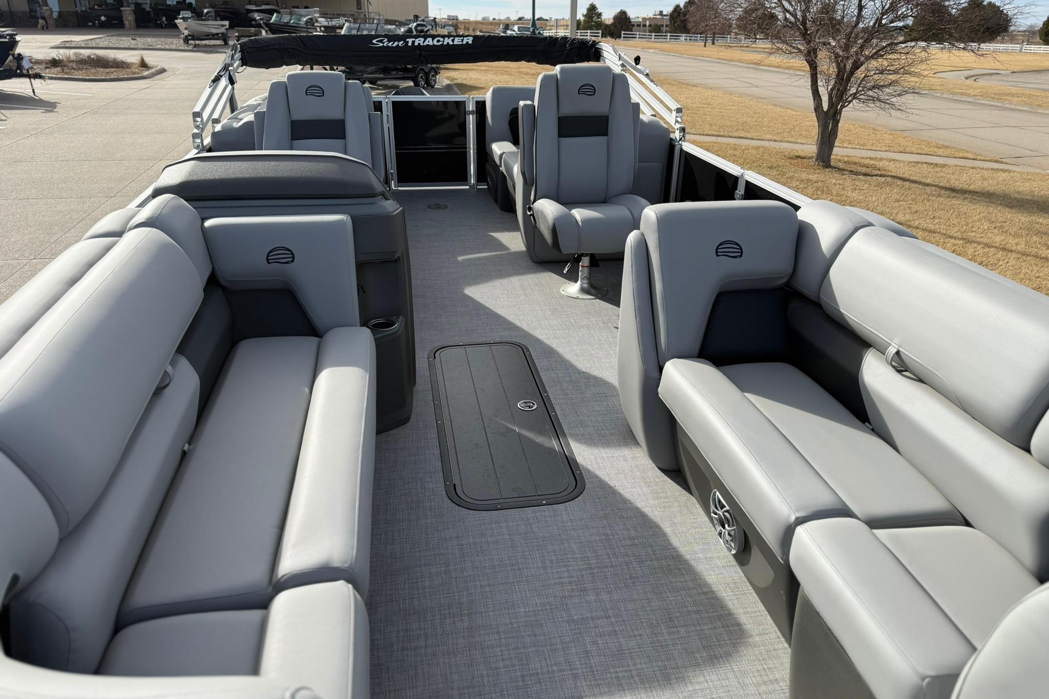2026 Sun Tracker Party Barge 22 XP3