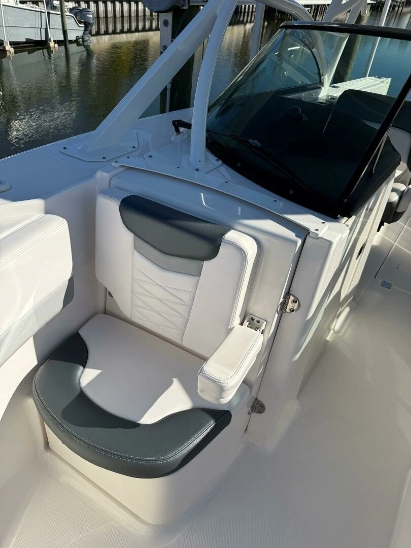 2021 Robalo R317 - Image 6