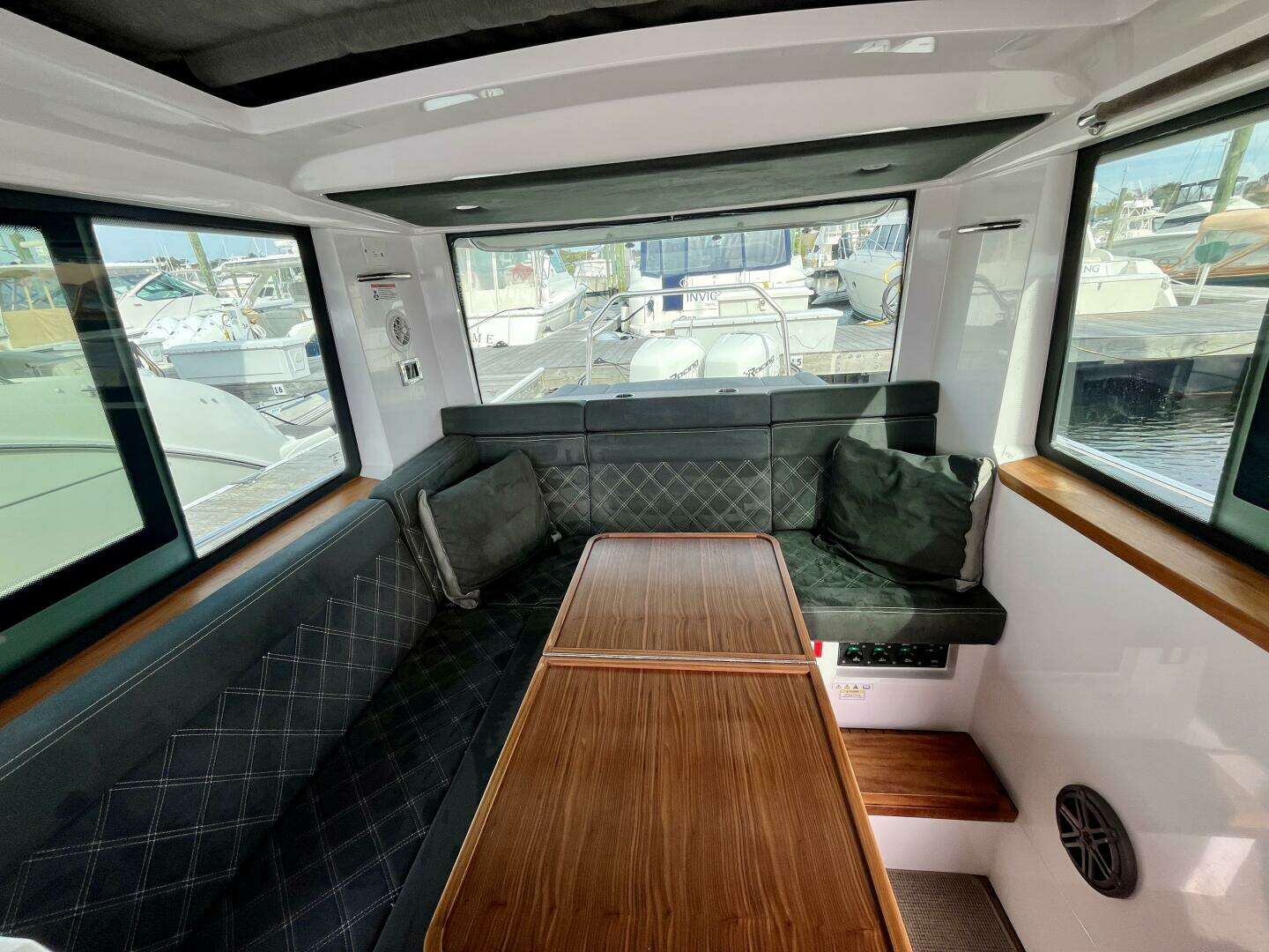 2018 Axopar 37 Sport Cabin R - Image 16