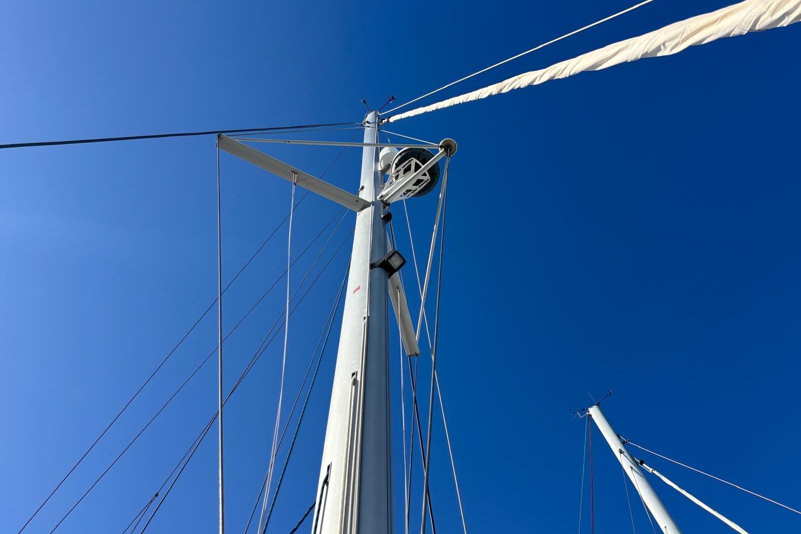 Mast of 2017 Fountaine Pajot Lucia 40 catamaran against clear blue sky.