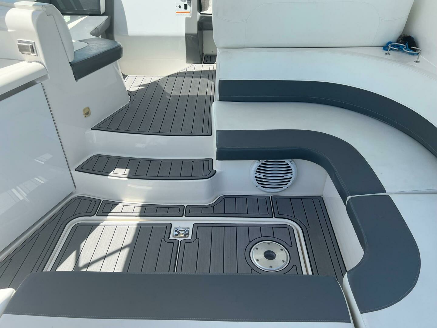 2007 Cruisers Yachts 340 Express - Image 9