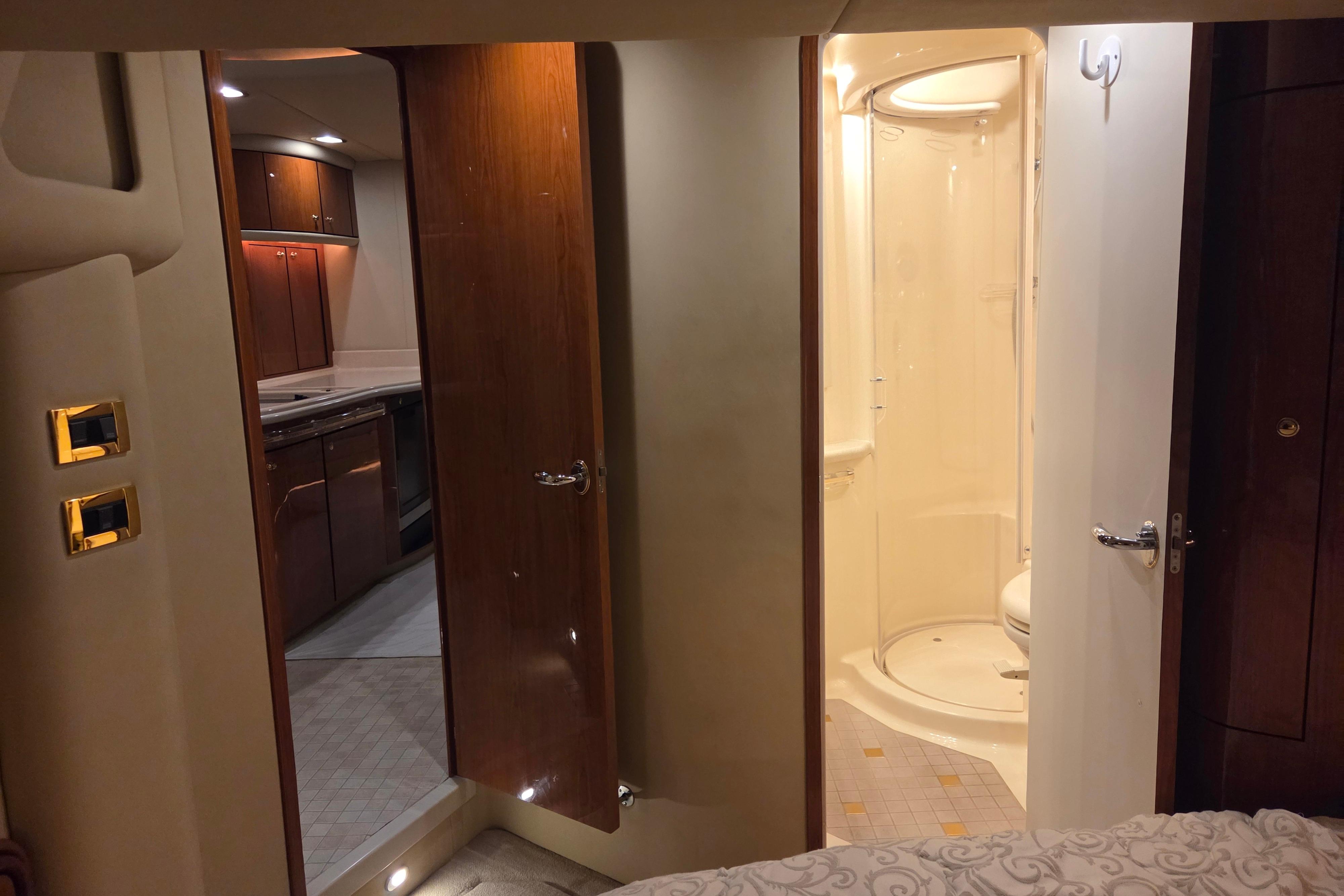 Interior of 2000 Sea Ray Sundancer 540 yacht, featuring a bathroom and kitchen area.