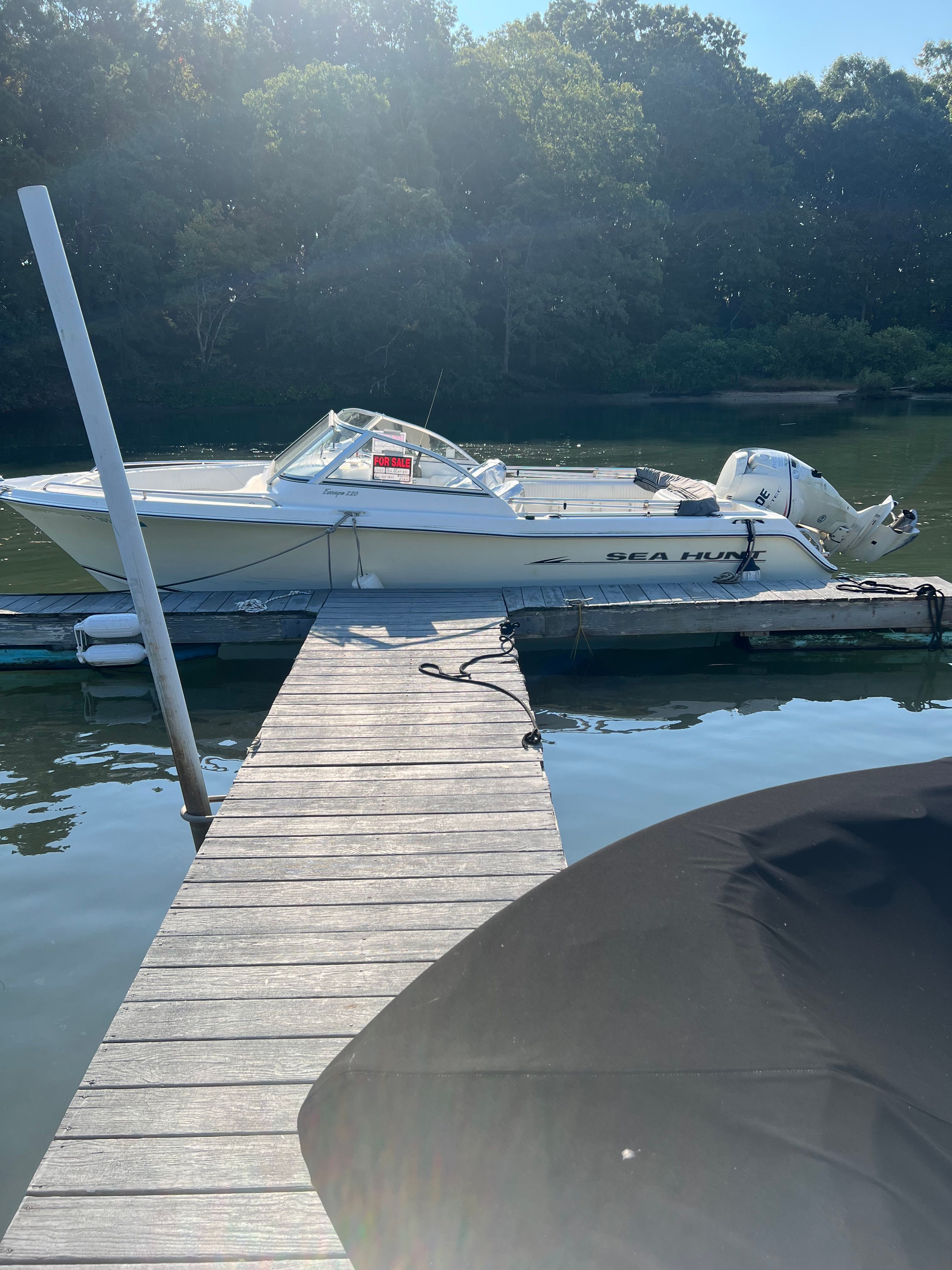 2005 Sea Hunt Escape 220