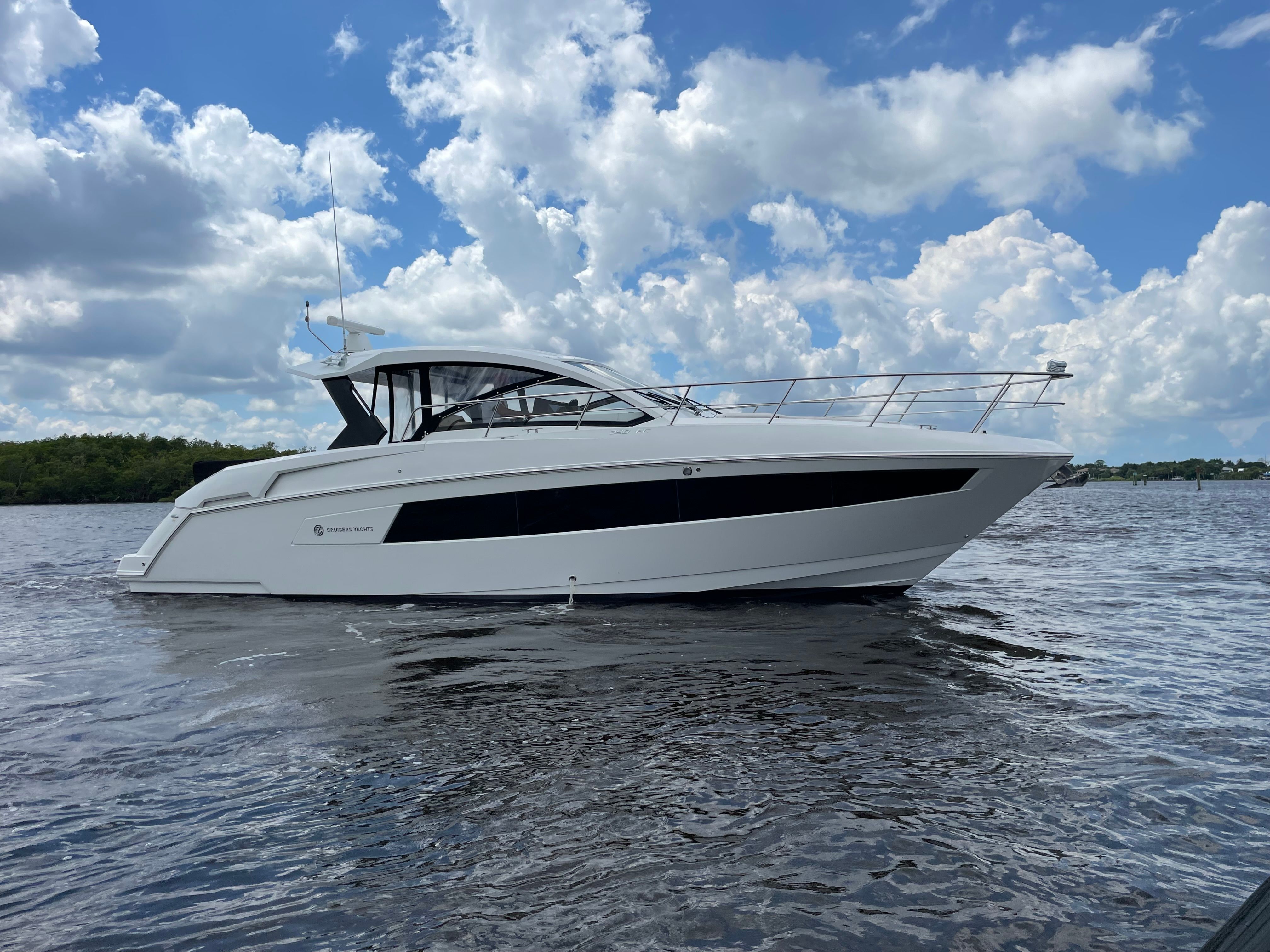 2016 Cruisers Yachts 390 Express Coupe - 50