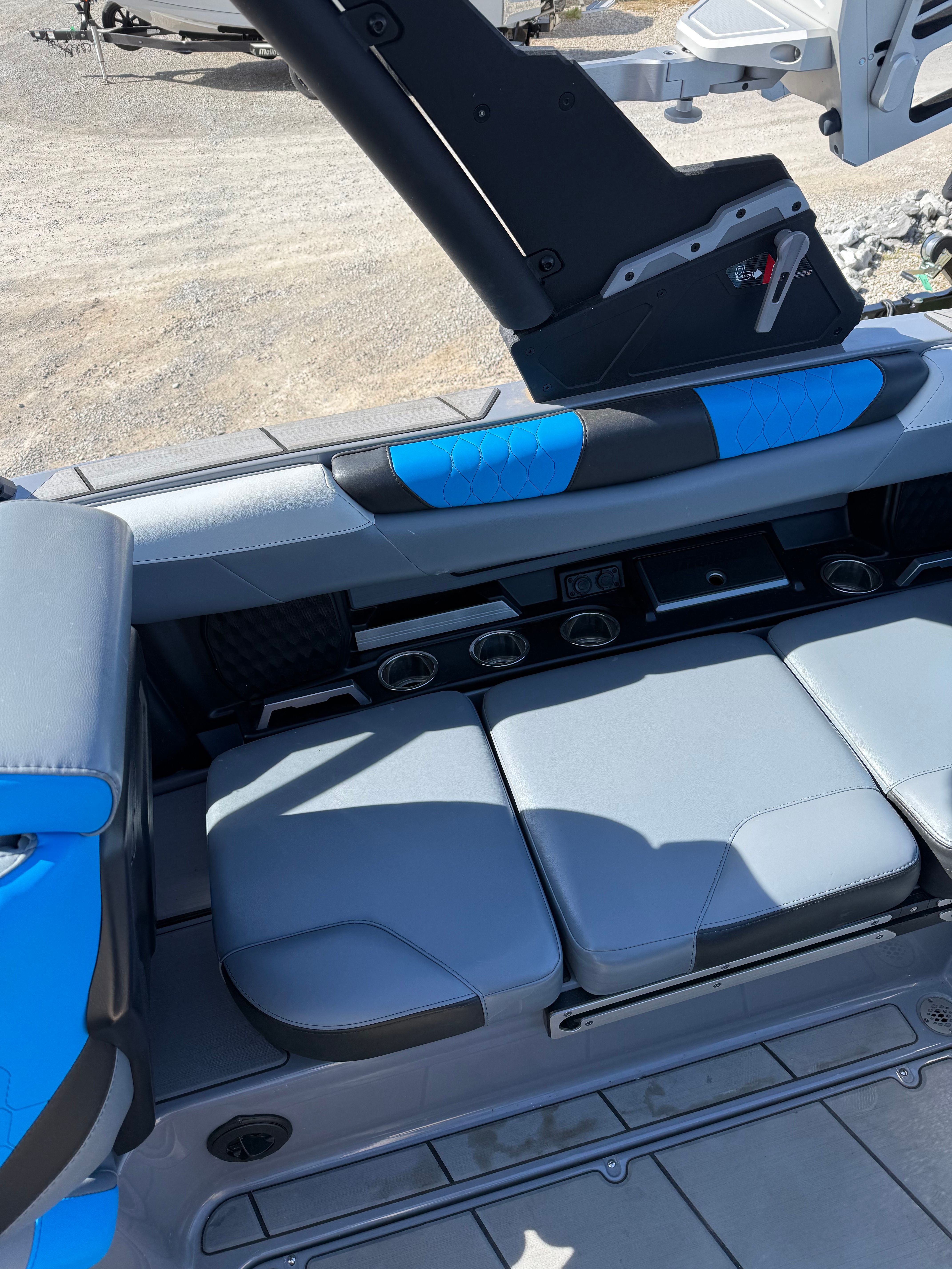 2021 MALIBU M220 - Image 10