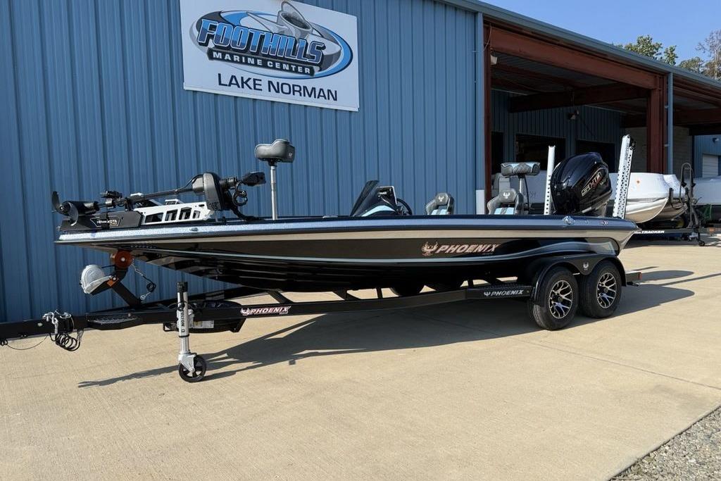 2026 Phoenix 20 XE boat at Foothills Marine Center, Lake Norman.