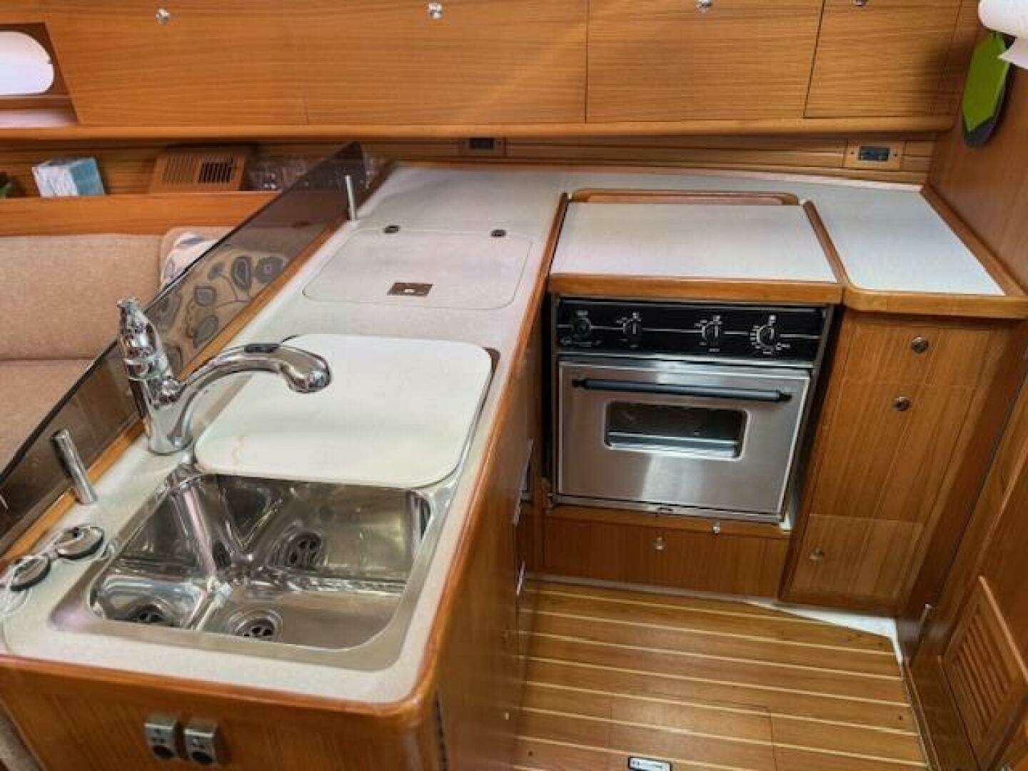 2012 Catalina 355 - Image 39