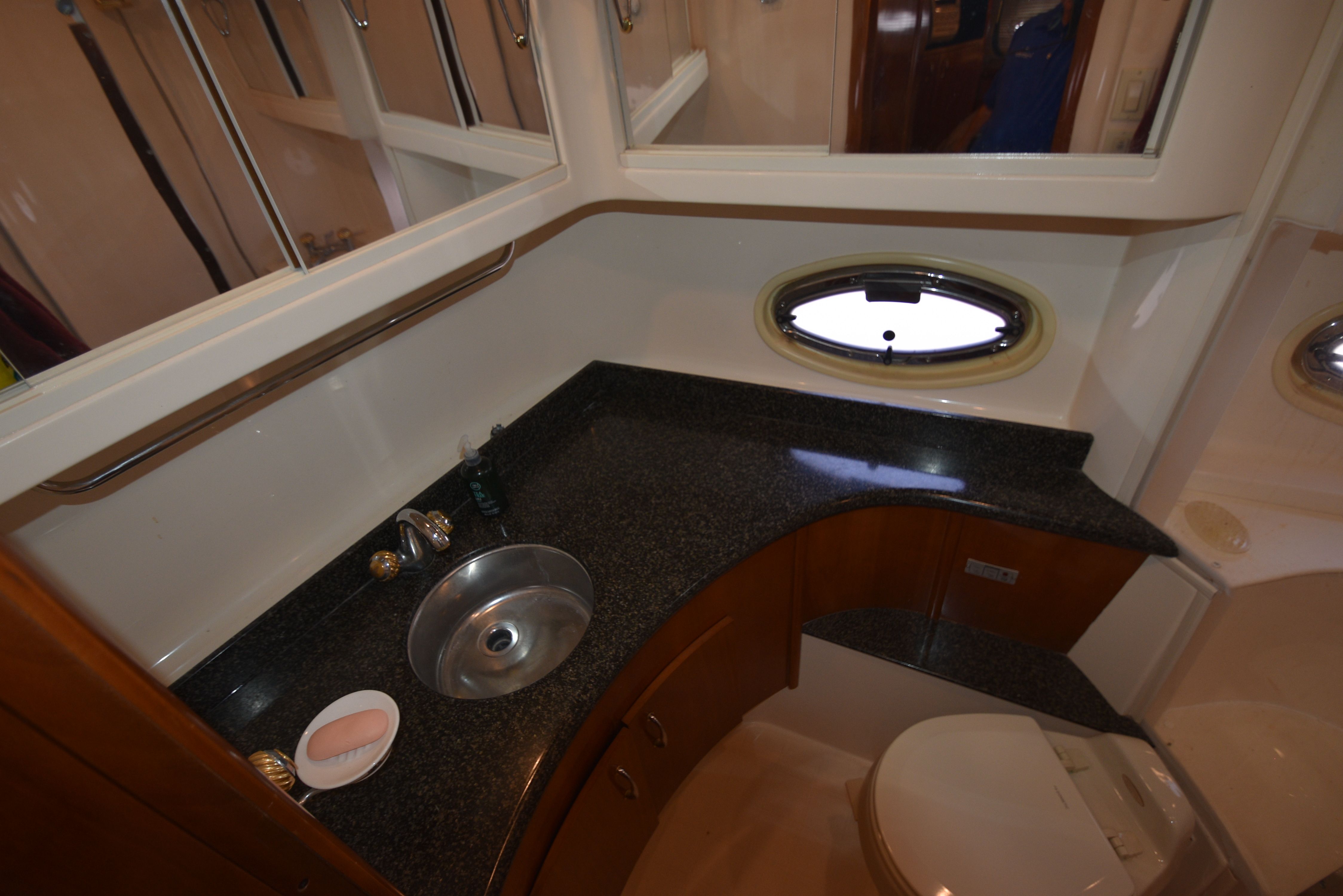 2004 Carver 466 Motor Yacht - 58