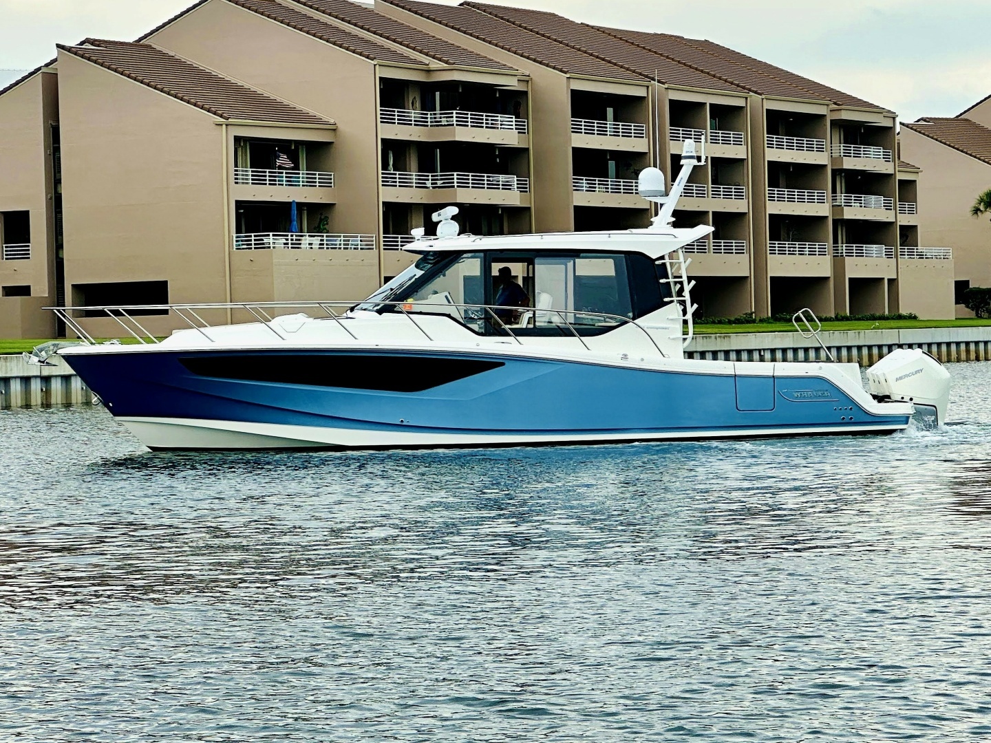 2023 Boston Whaler 405 Conquest - Image 2