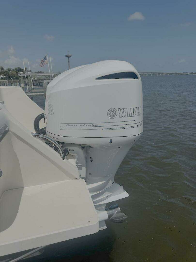 2004 Intrepid 32 CUDDY - Image 10