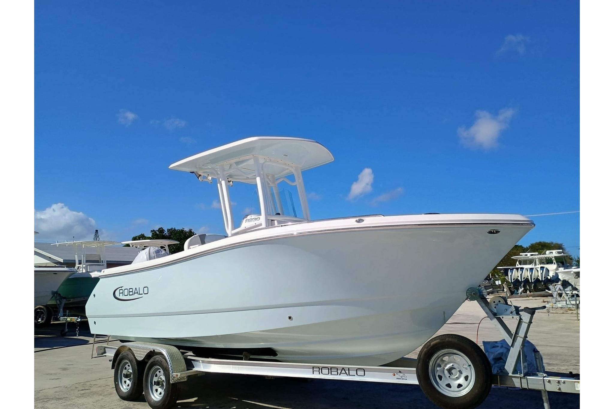 2025 Robalo R230 Center Console