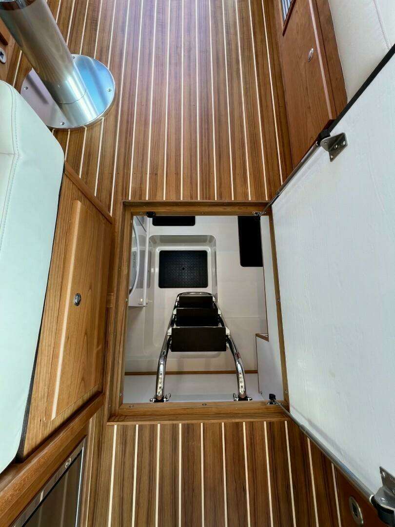 2027 Sabre 43 Salon Express - Image 25
