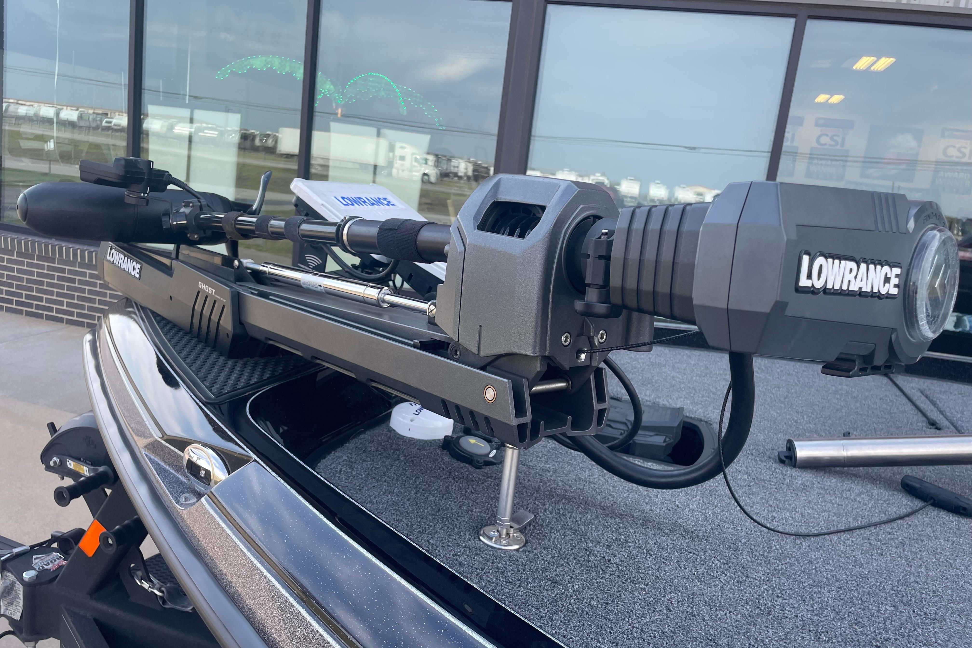 2023 Ranger Z521R boat with Lowrance trolling motor and sonar equipment.