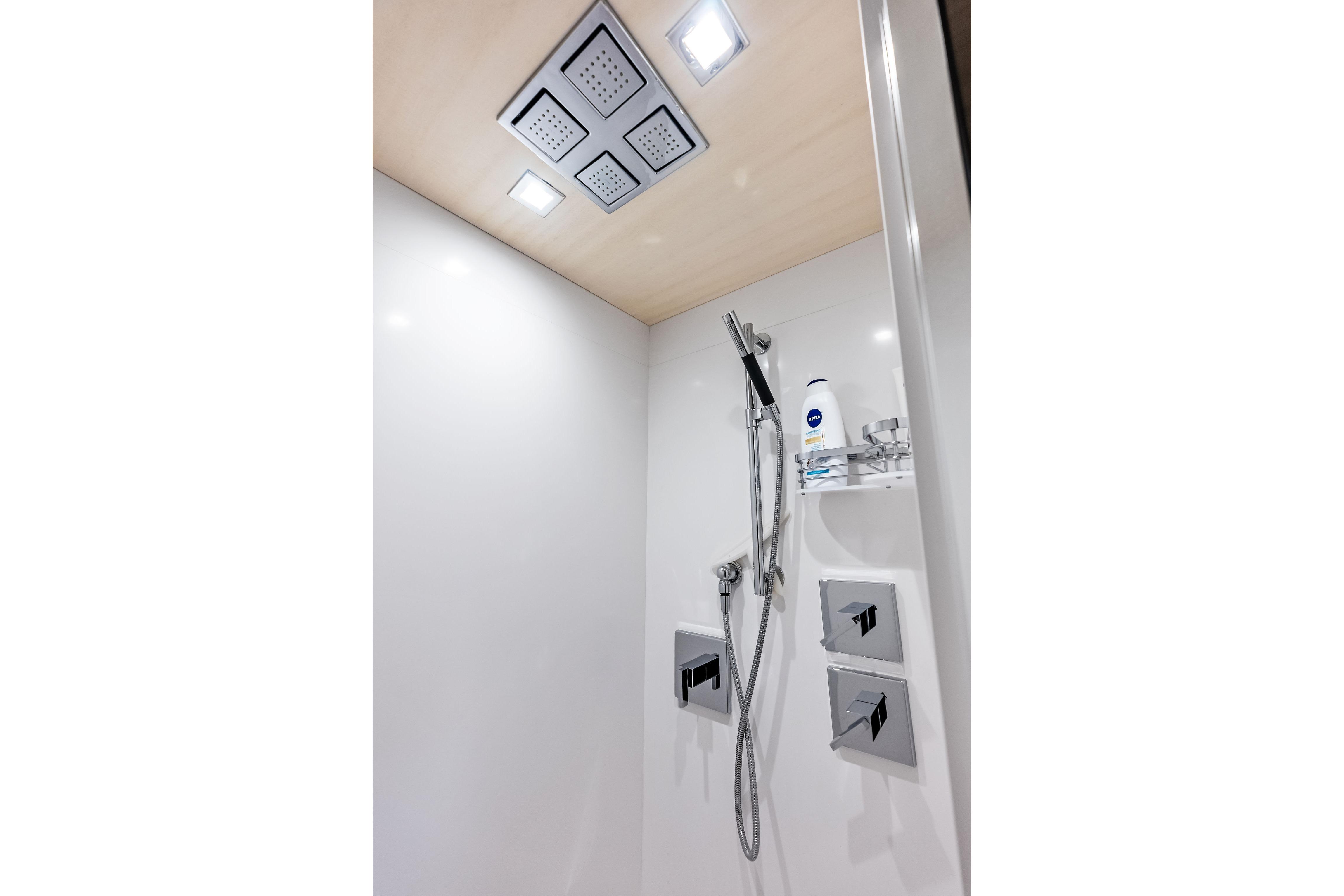 Guest twin cabin shower