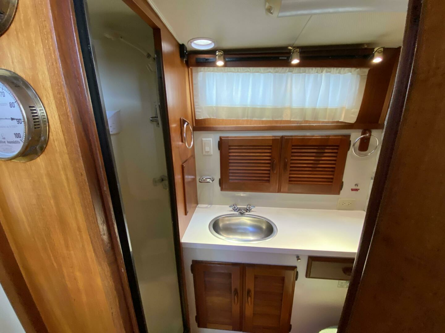 1983 Tollycraft Aft Cabin - Image 27