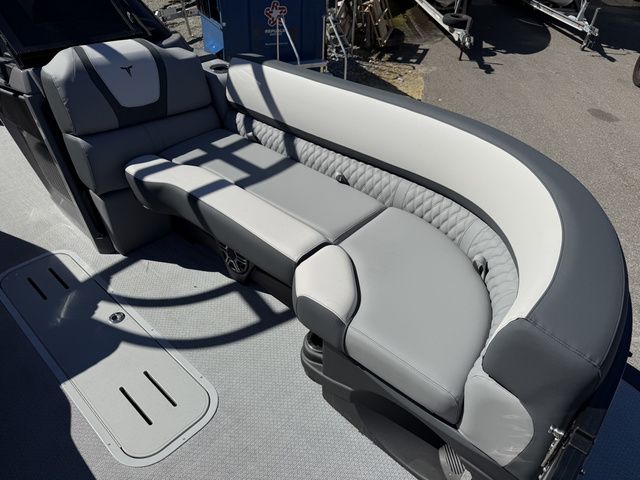 2026 Tahoe Cascade - Quad Lounger Shift Windshield - 15