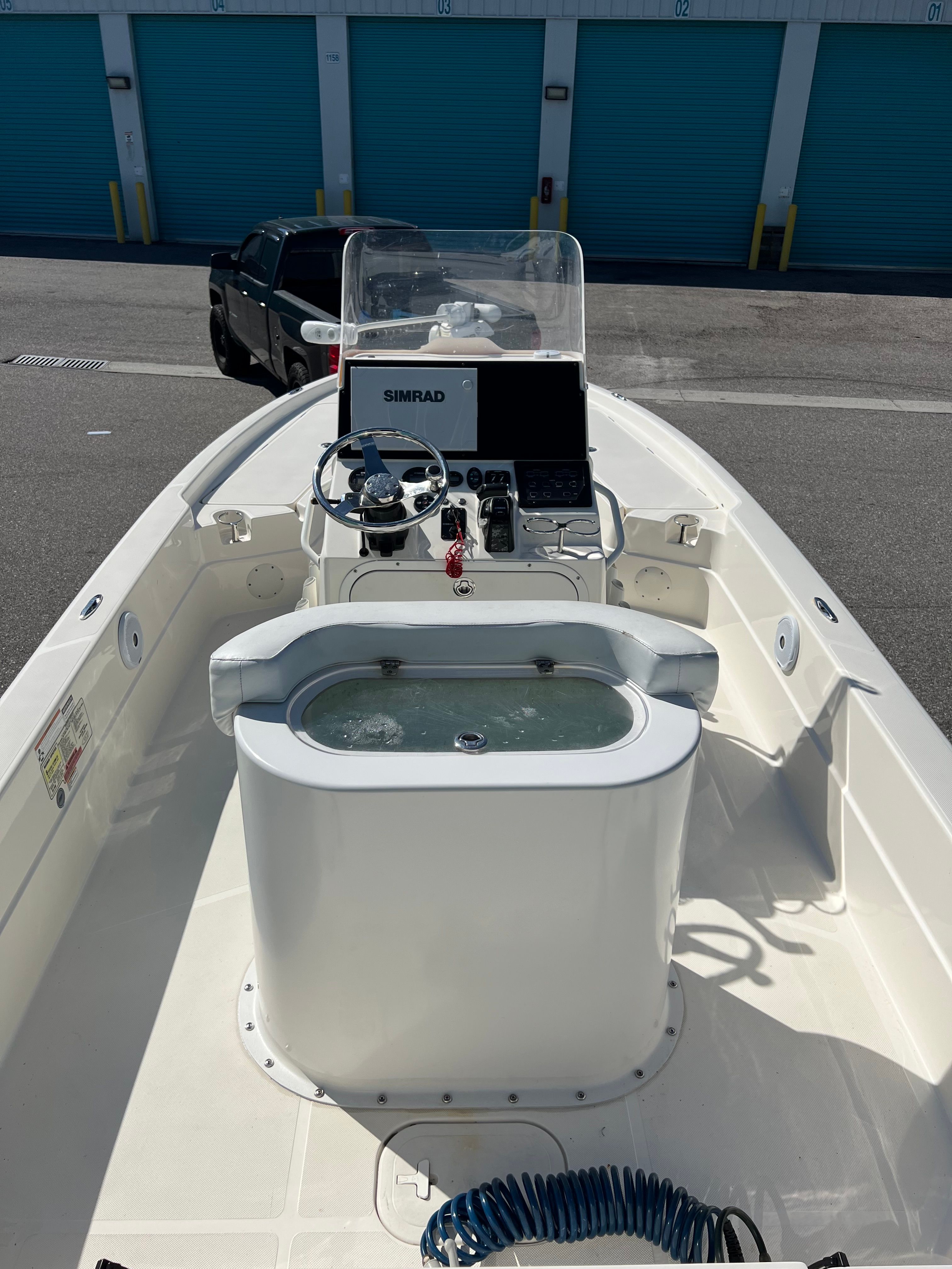 The image shows a 2020 Skeeter SX240 boat with a central console and a livewell.