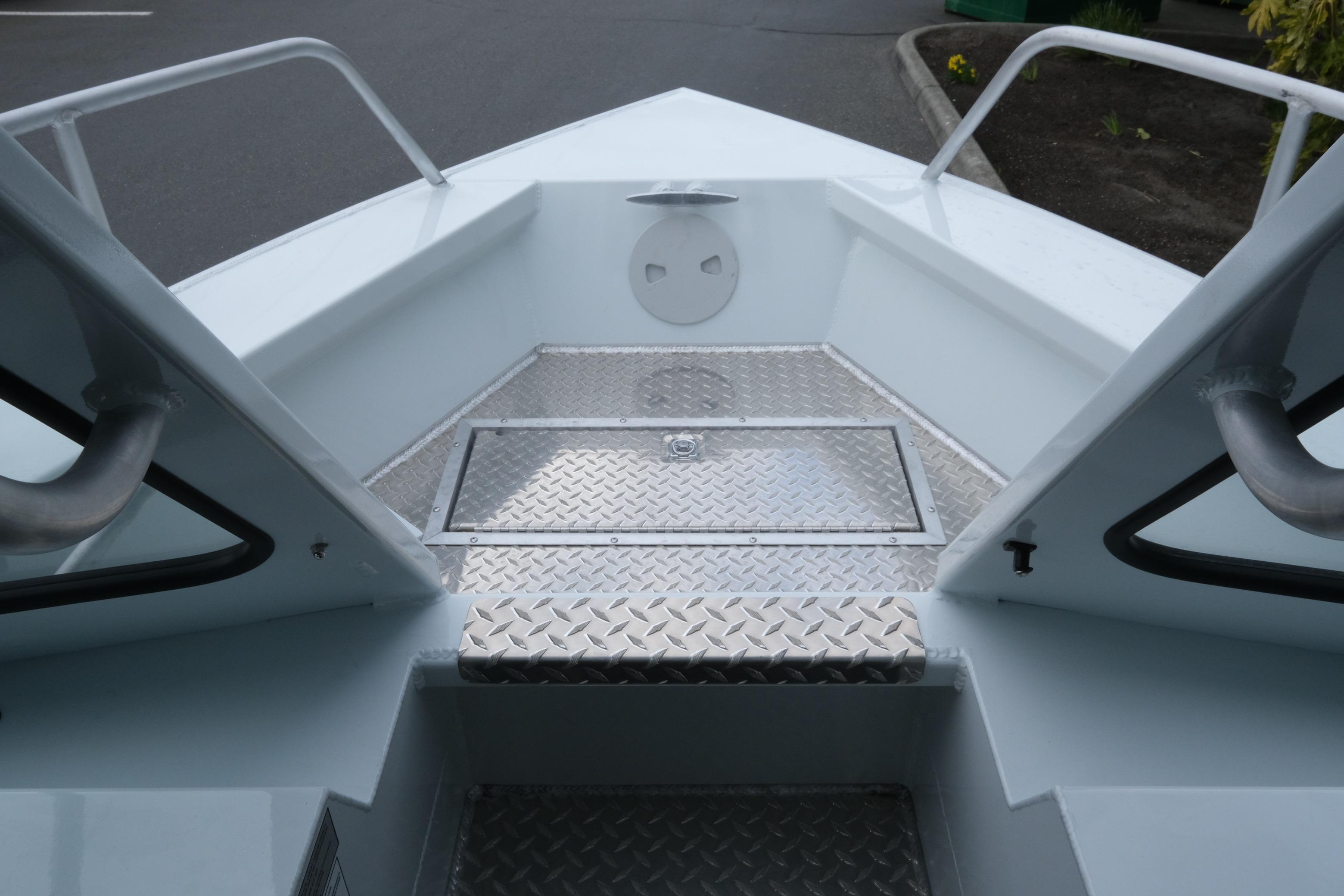 2026 Hewescraft 210 Sea Runner ET Hardtop bow with diamond plate flooring.