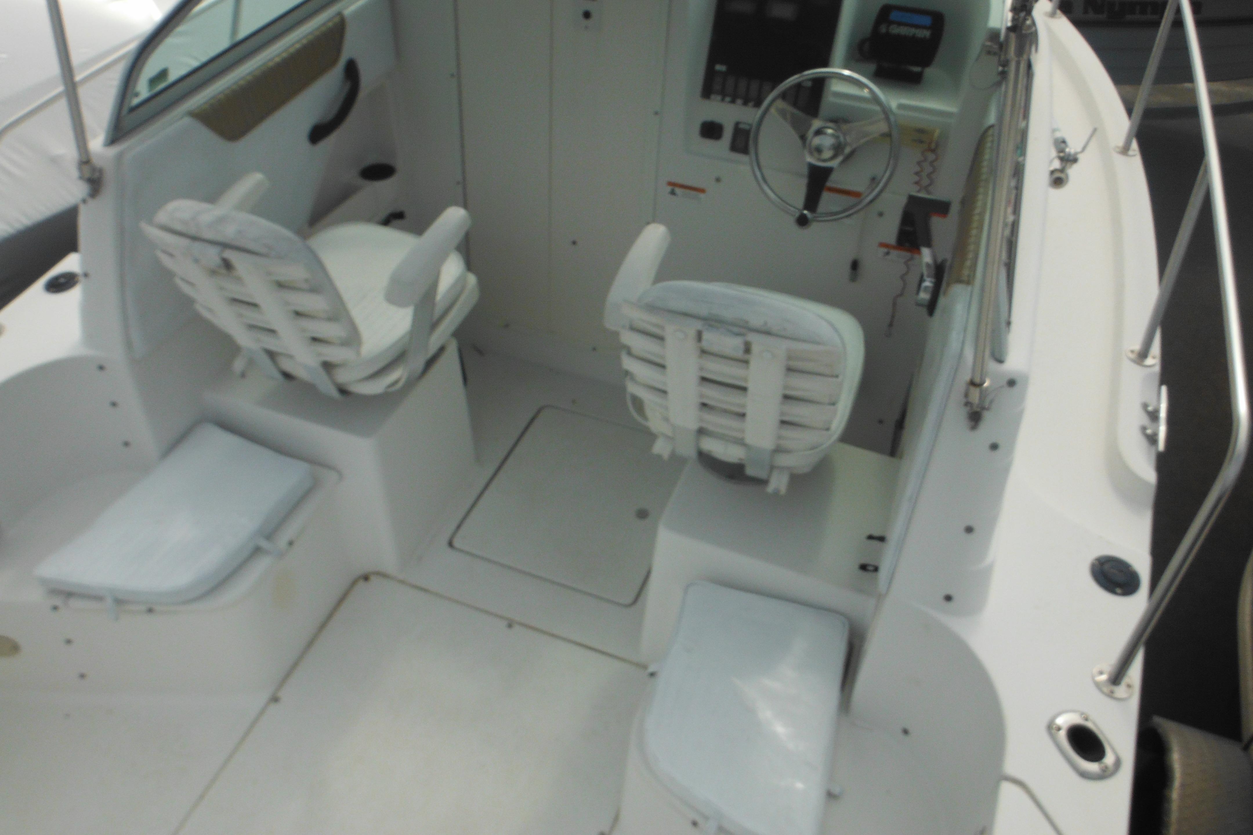 2005 Seaswirl Striper 2101 Walkaround O/B boat interior with seating and steering wheel.