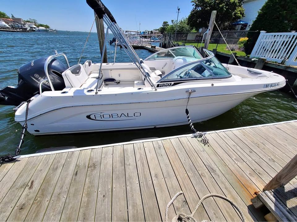2021 Robalo R207 Dual Console - 9