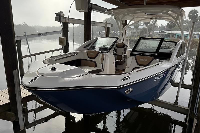 2023 Yamaha 275SDX boat docked, featuring sleek design and modern amenities.