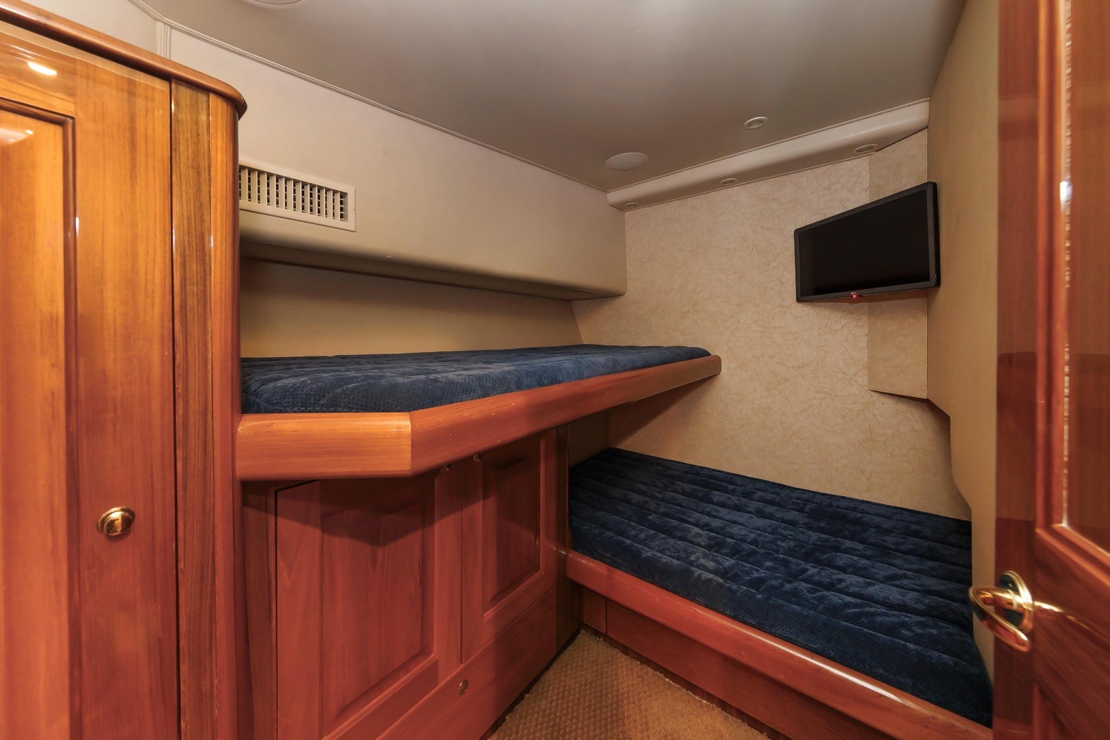 2005 Viking 61 Convertible - Image 9