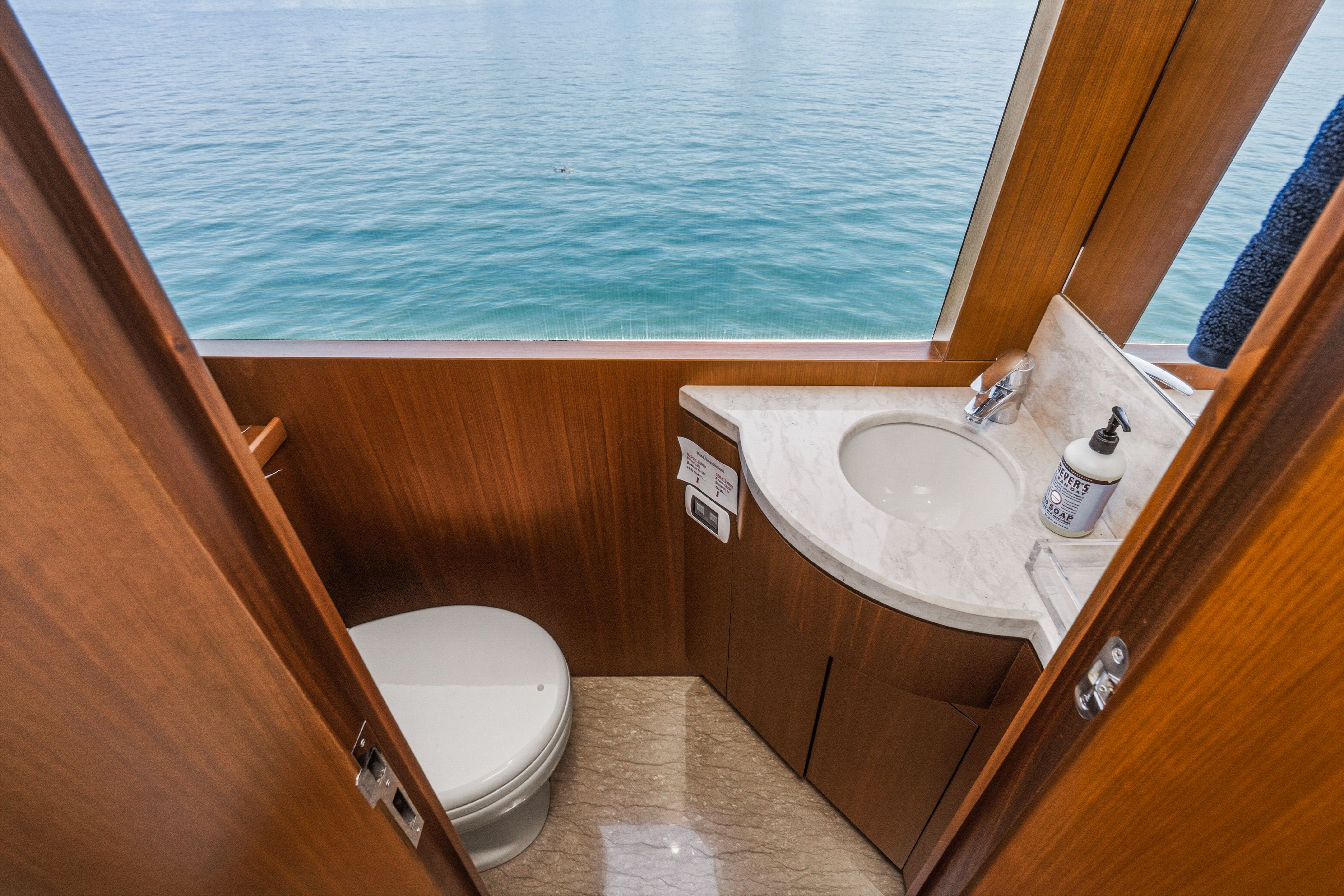 2015 Ocean Alexander 90 Skylounge Motoryacht - 73