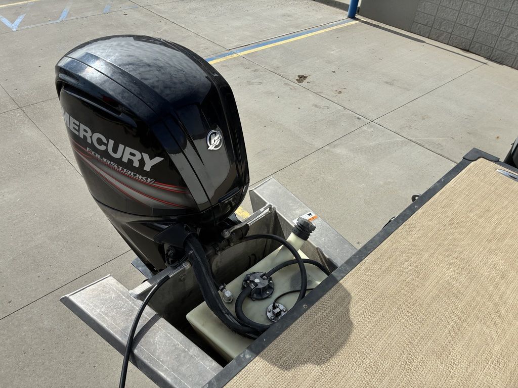 2015 Larson Escape 2200 RT - 26