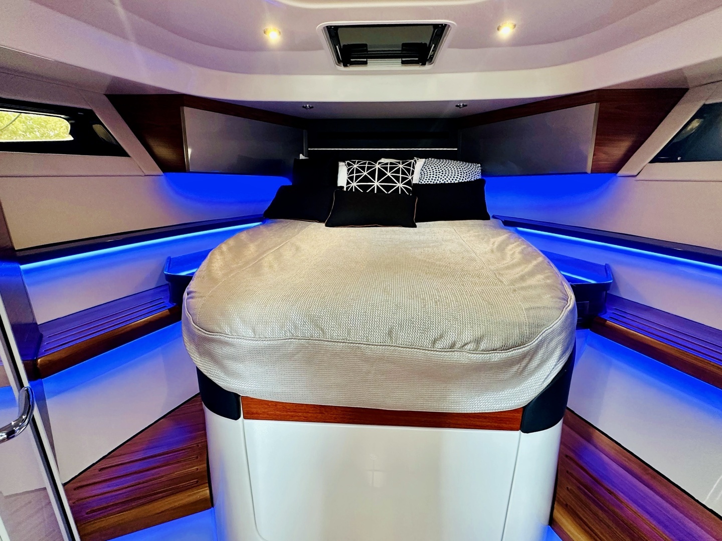 2023 Boston Whaler 405 Conquest - Image 21