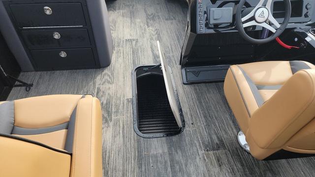 2025 Viaggio LAGO X 22U Tri-Toon (25" Tubes) - 21