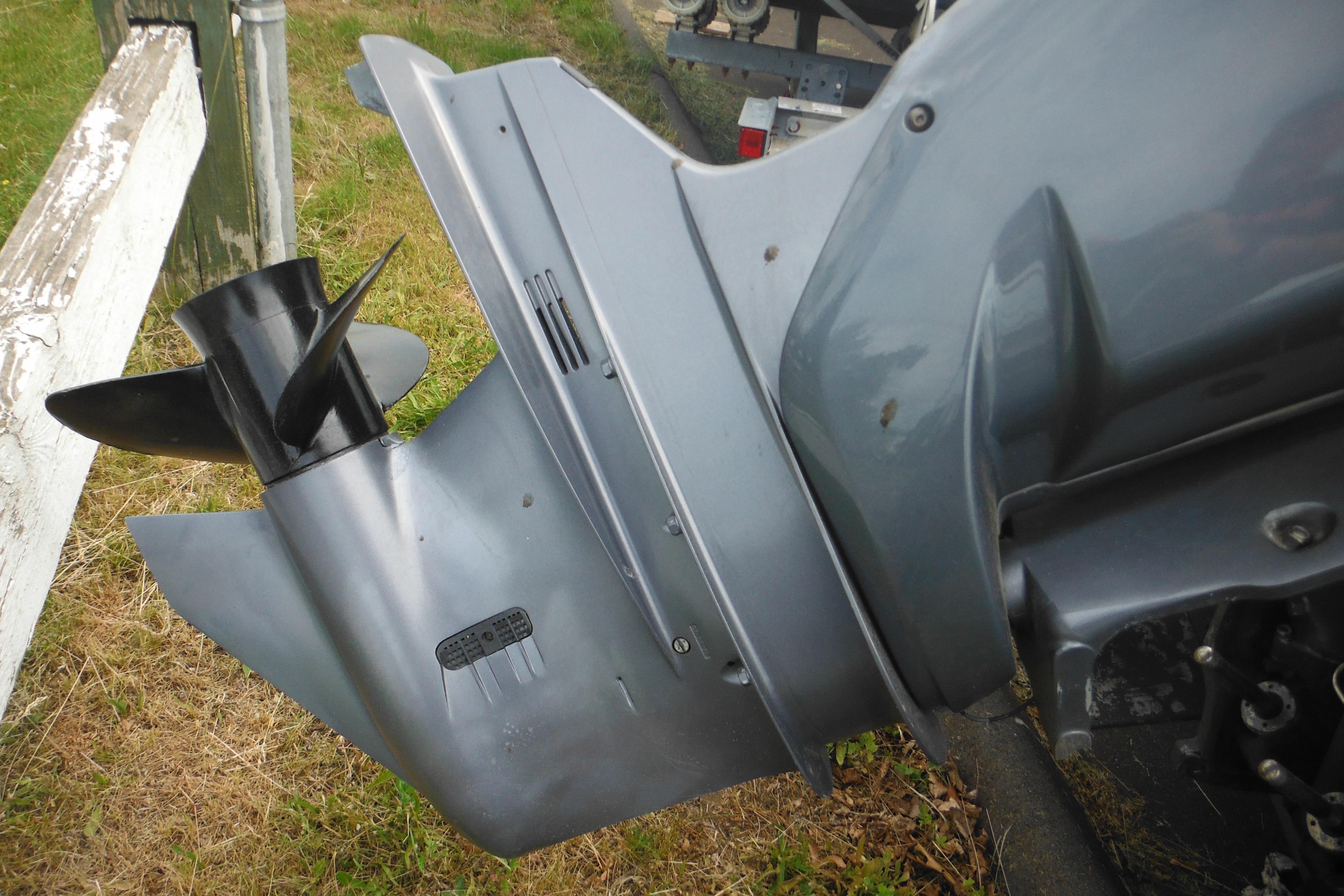 2005 Seaswirl Striper 2101 Walkaround O/B outboard motor and propeller detail.