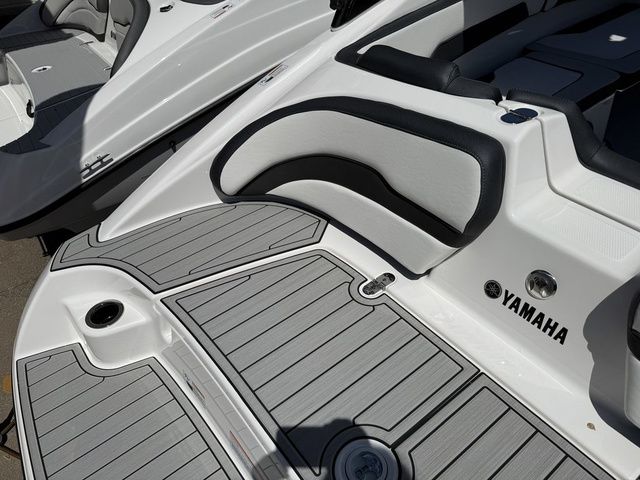 2026 Yamaha Boats AR195 - 6