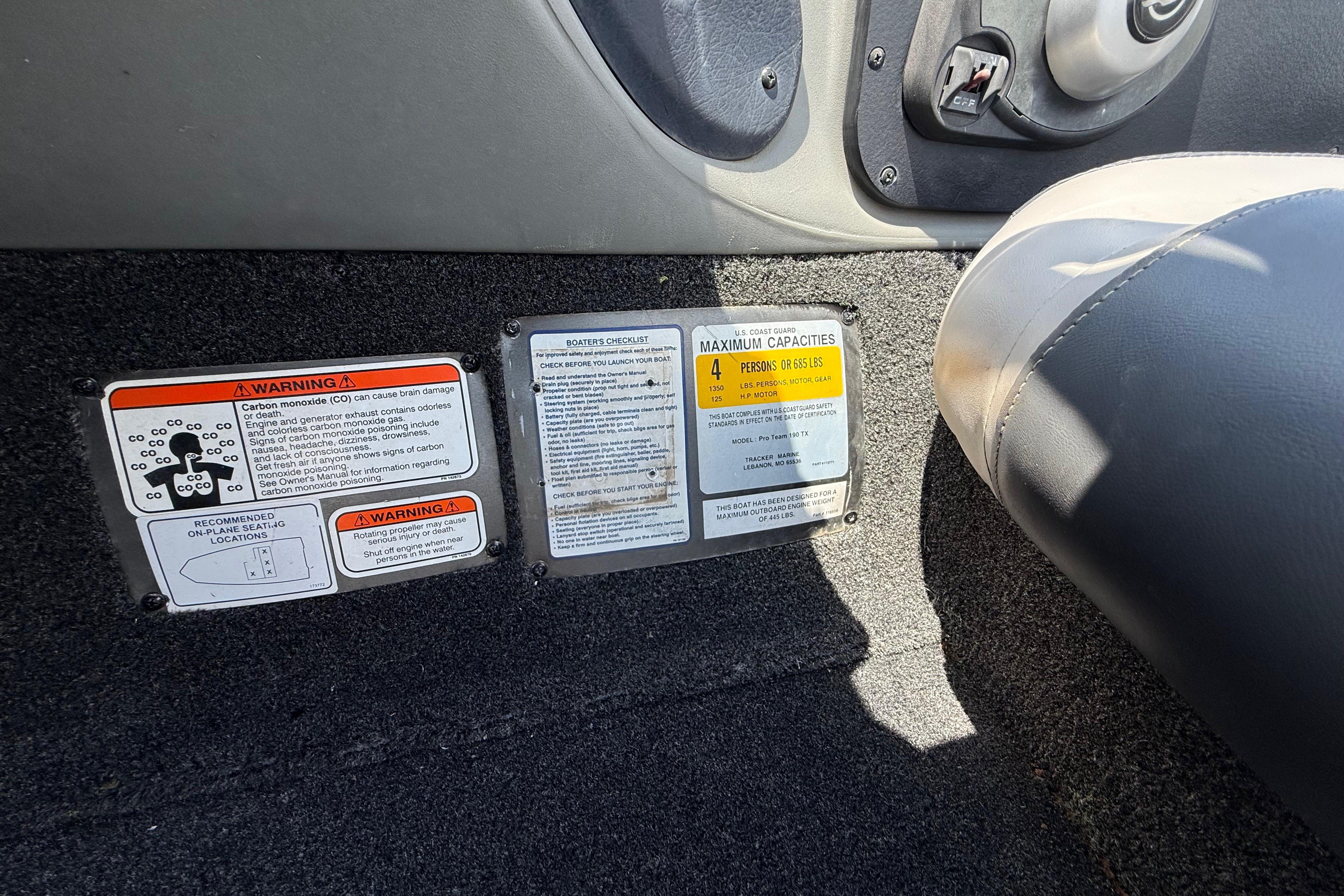2015 Tracker Pro Team 190 TX boat warning labels and capacity information.
