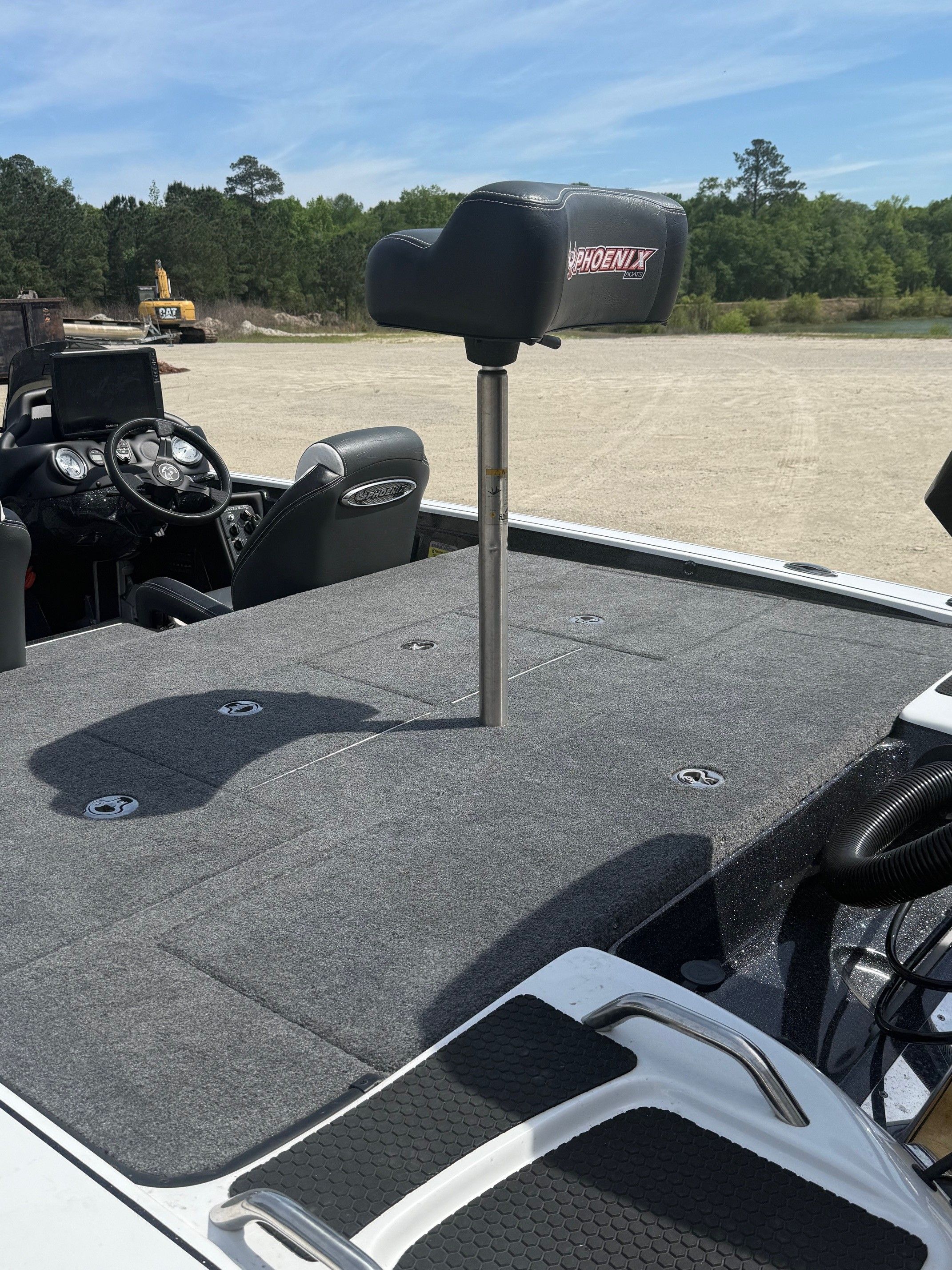 Phoenix 721 ZXL 2025 boat with gray deck and seat.
