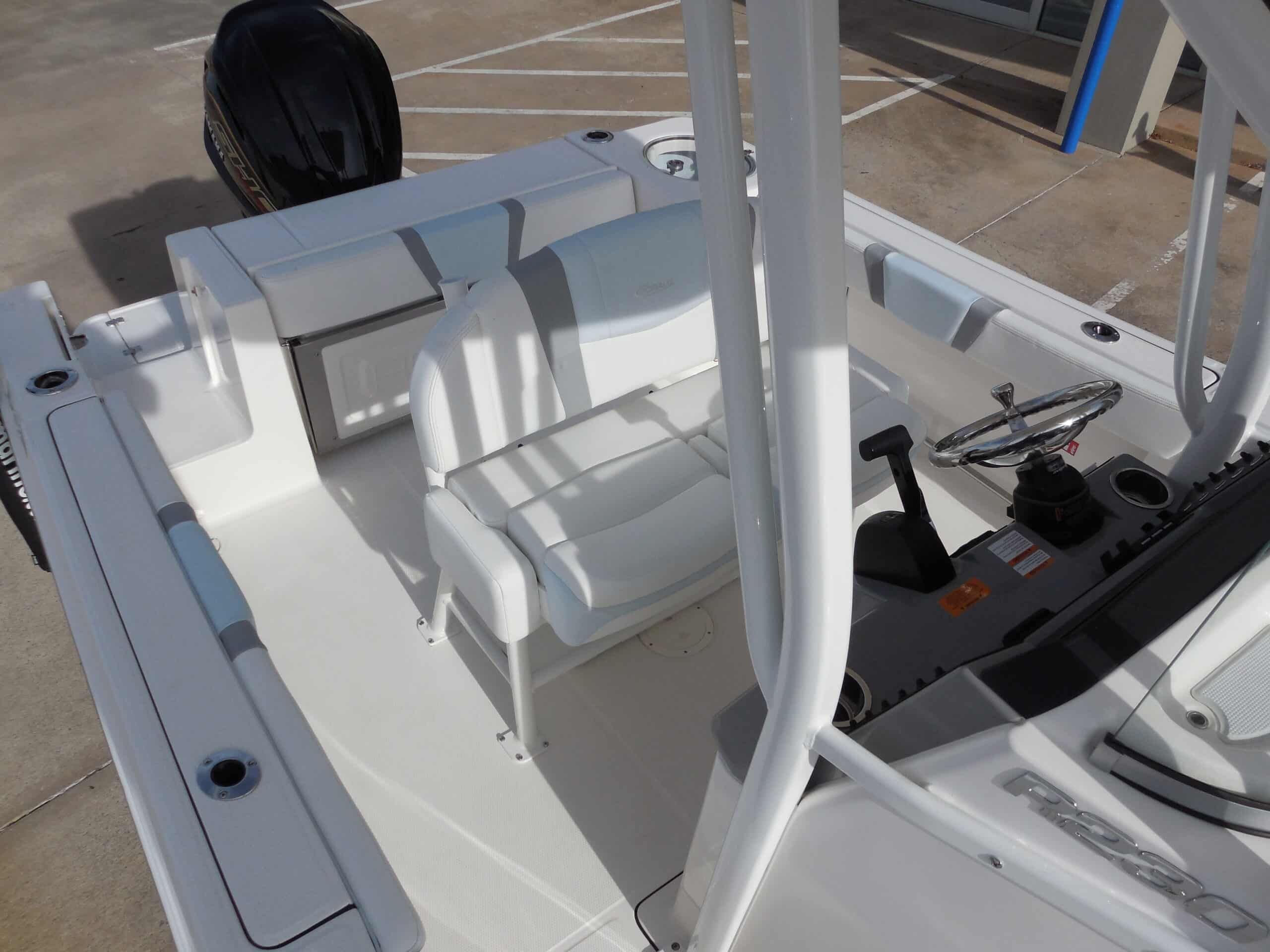 2026 Robalo R230 Center Console - 16