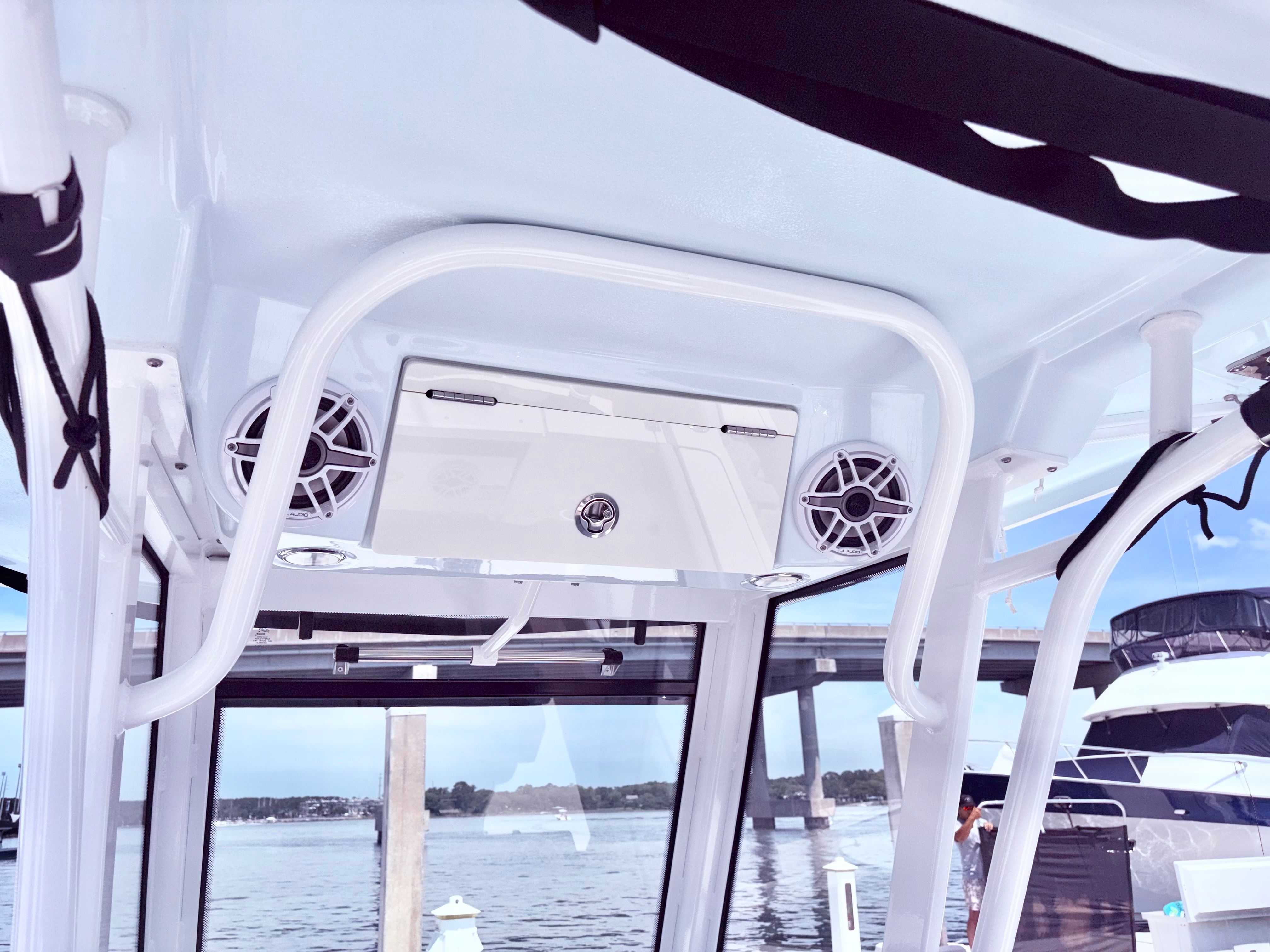 2025 Robalo 266 Cayman - 52