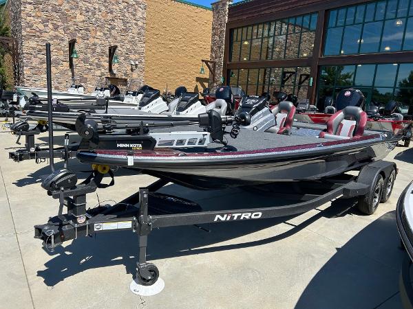 2025 Nitro Z20 XL Pro boat displayed outdoors on a trailer.